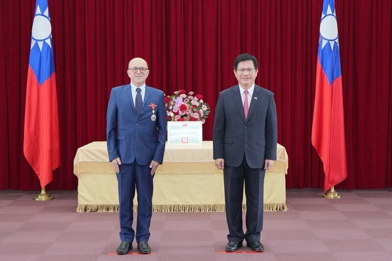 外交部（外務省）の林佳龍・部長（大臣）は16日、フランスのアンドレ・ガトラン前元老院（上院）議員に「睦誼外交獎章」を授与し、ガトラン氏の長年にわたる台湾とフランスの関係強化の推進、および台湾の国際組織への参加支持への貢献を称えた（写真：CNA）