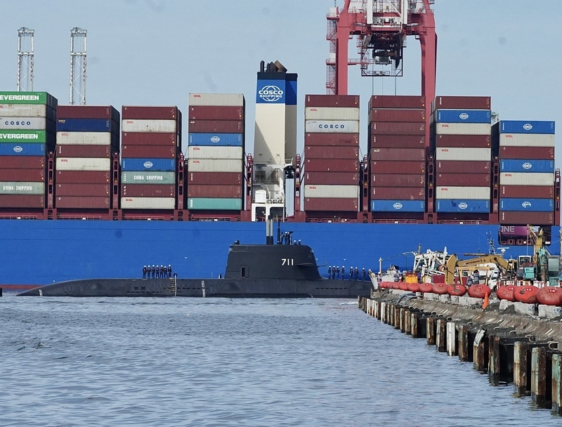 1か月以上の延期を経て、台湾初の国産潜水艦の試作艦「海鯤艦（かいこん／ハイクン：想像上の巨大魚））」が17日午前、南部・高雄港から初の海上試験（SAT）に向けて出航しました。軍の関係者によると、今回の海上試験は浮上航行の形で動力システムの検証が行われ、試験時間は約8時間です。（写真：CNA）